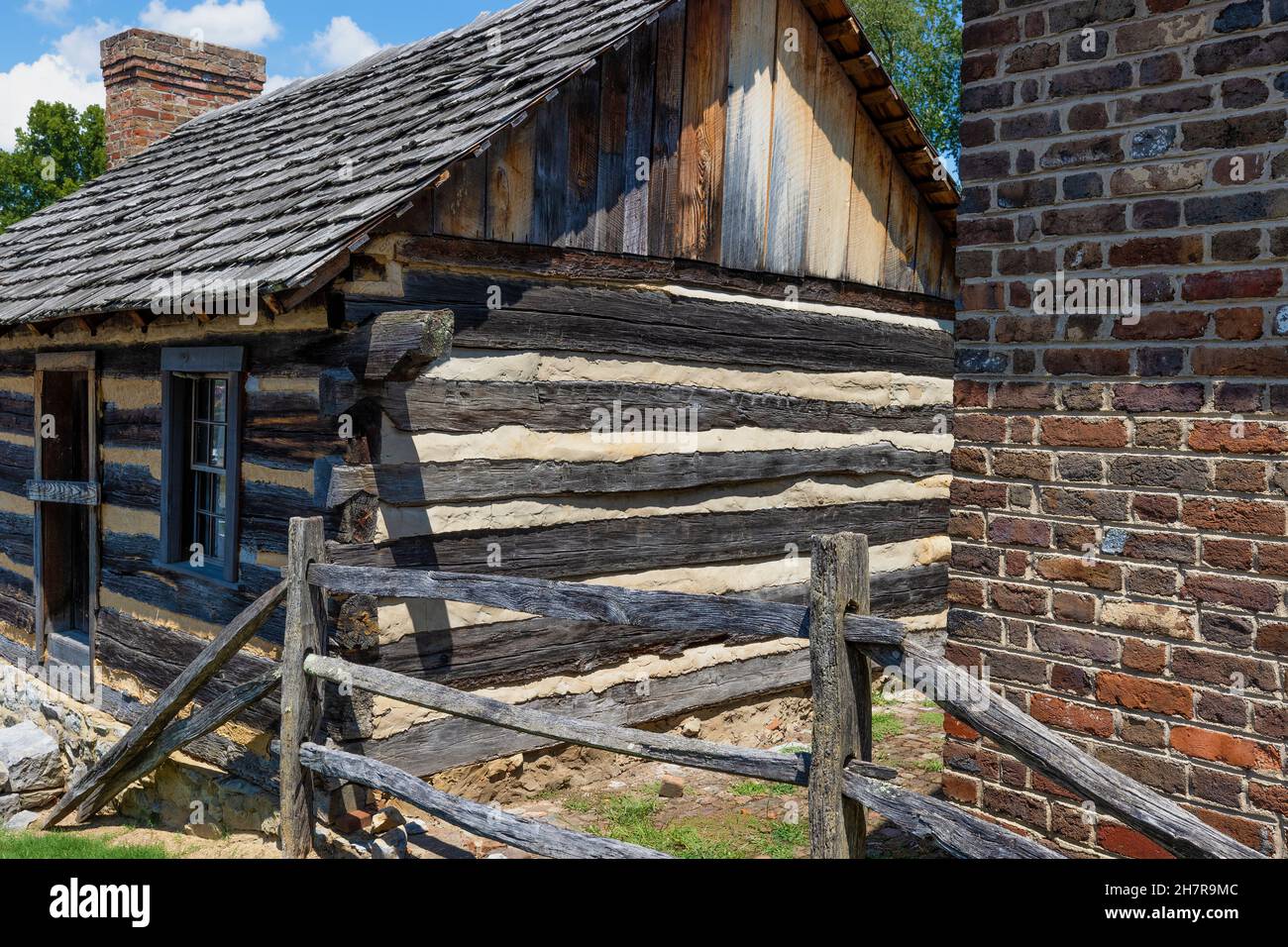 Blountville, Tennessee, USA - 14. August 2021: Rückseite historischer Gebäude hinter dem historischen Deery Inn in der Innenstadt von Blountville. Stockfoto