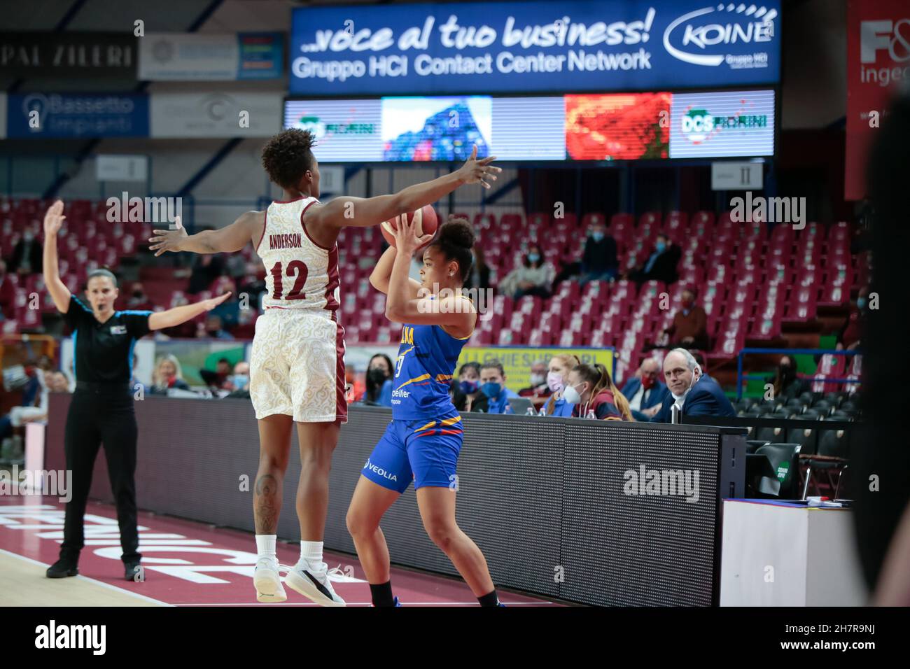 Venedig, Italien. 24th. November 2021. Elyah Kiavi (BLMA Montpellier) und Yvonne Anderson (Umana Reyer Venezia) während Umana Reyer Venezia gegen BLMA Montpellier, Basketball Euroleague Women Championship in Venedig, Italien, November 24 2021 Quelle: Independent Photo Agency/Alamy Live News Stockfoto