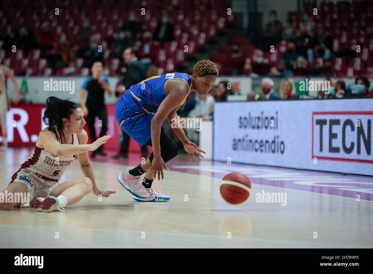 Palasport Taliercio, Venedig, Italien, 24. November 2021, Bintou Dieme-Marizy (BLMA Montpellier) und Debora Carangelo (Umana Reyer Venezia) während der Umana Reyer Venezia gegen BLMA Montpellier - Basketball Euroleague Women Championship Stockfoto