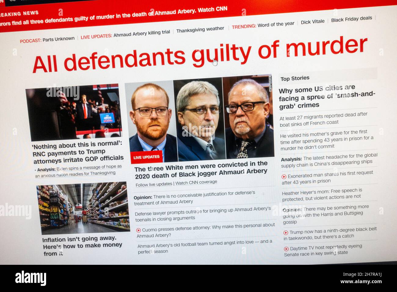 Schlagzeile „Alle Angeklagten, die des Mordes schuldig sind“ auf der CNN-Website nach den „schuldig“-Urteilen im Mordeprozess von Ahmaud Arbery am 24th. November 2021. Stockfoto