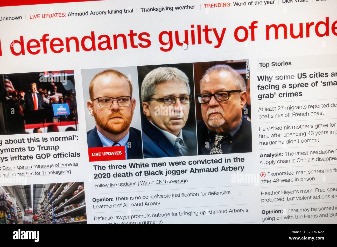Schlagzeile „Alle Angeklagten, die des Mordes schuldig sind“ auf der CNN-Website nach den „schuldig“-Urteilen im Mordeprozess von Ahmaud Arbery am 24th. November 2021. Stockfoto