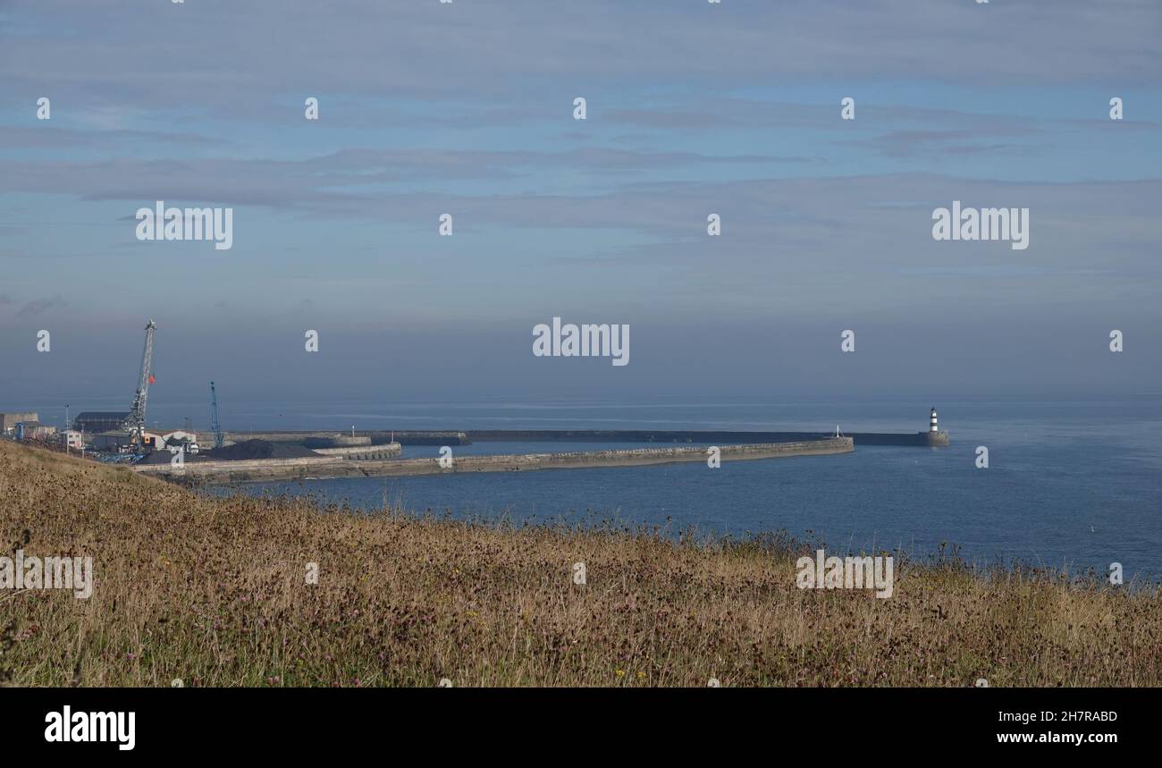 SEAHAM, VEREINIGTES KÖNIGREICH - 10. Sep 2021: Ein weiter Blick auf Seaham Harbour und Pier Lighthous in County Durham, UK Stockfoto