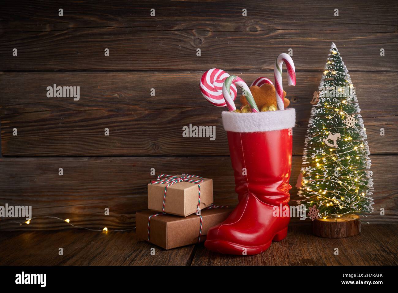 Weihnachtsstiefel mit Süßigkeiten und Geschenken zum Nikolastag am 6th. Dezember. Stockfoto