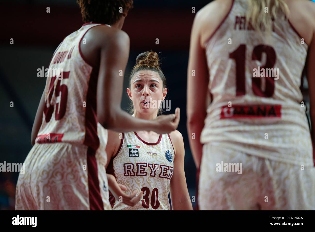 Venedig, Italien. 24th. November 2021. Beatrice Attura (Umana Reyer Venezia) während Umana Reyer Venezia gegen BLMA Montpellier, Basketball Euroleague Women Championship in Venedig, Italien, November 24 2021 Quelle: Independent Photo Agency/Alamy Live News Stockfoto