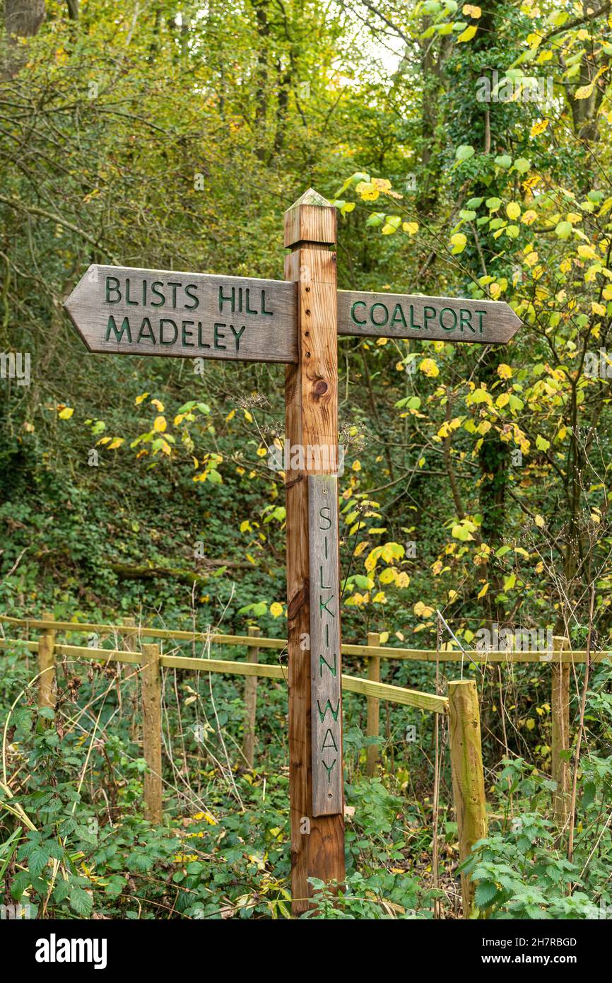 Silkin Way Wegweiser, ein Rad- und Wanderweg, Route entlang trockener Kanalbetten und ehemaliger Bahnlinien in der Nähe von Telford und Ironbridge in Shropshire, Großbritannien Stockfoto