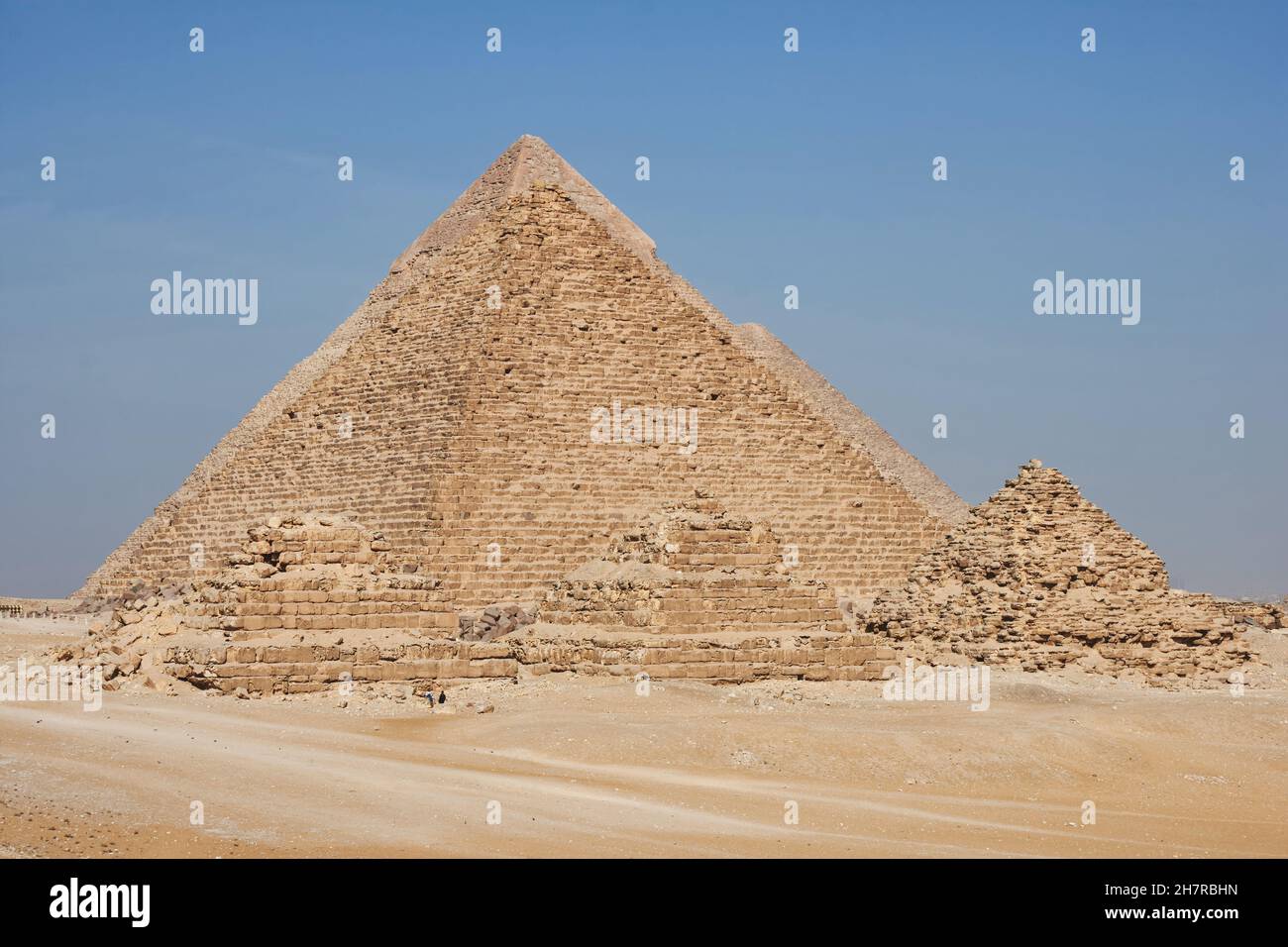 Große (Cheops) Pyramide und die Pyramide von Khafre hinter der Pyramide von Menkaure und Pyramiden von Queens in Gizeh Stockfoto