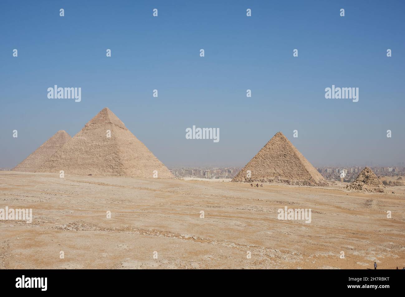 Kairo Stadt hinter Gizeh Pyramide (Nekropolis) Komplex in Ägypten. Große (Cheops) Pyramide, die Pyramide von Khafre, und die Pyramide von Menkaure und Pyramiden Stockfoto