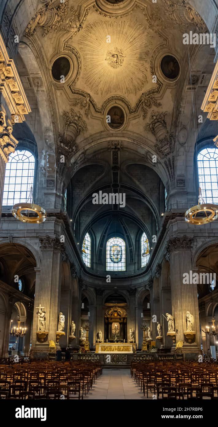 Paris, Frankreich - 11 13 2021: Saint-Germain-des-Pres. Blick in die Kirche Saint-Sulpice Stockfoto