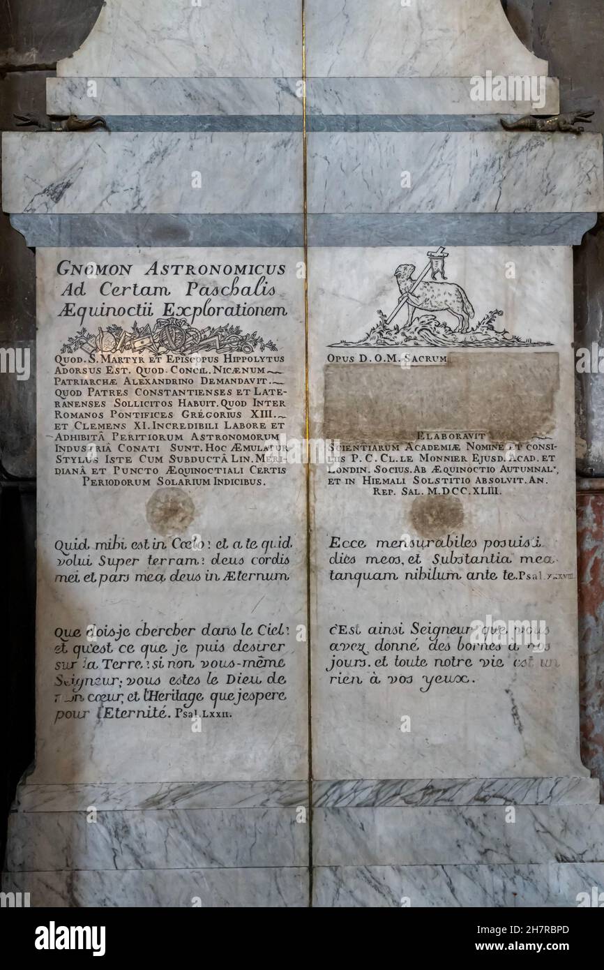 Paris, Frankreich - 11 13 2021: Saint-Germain-des-Pres. Blick auf den Gnomon in der Kirche Saint-Sulpice Stockfoto