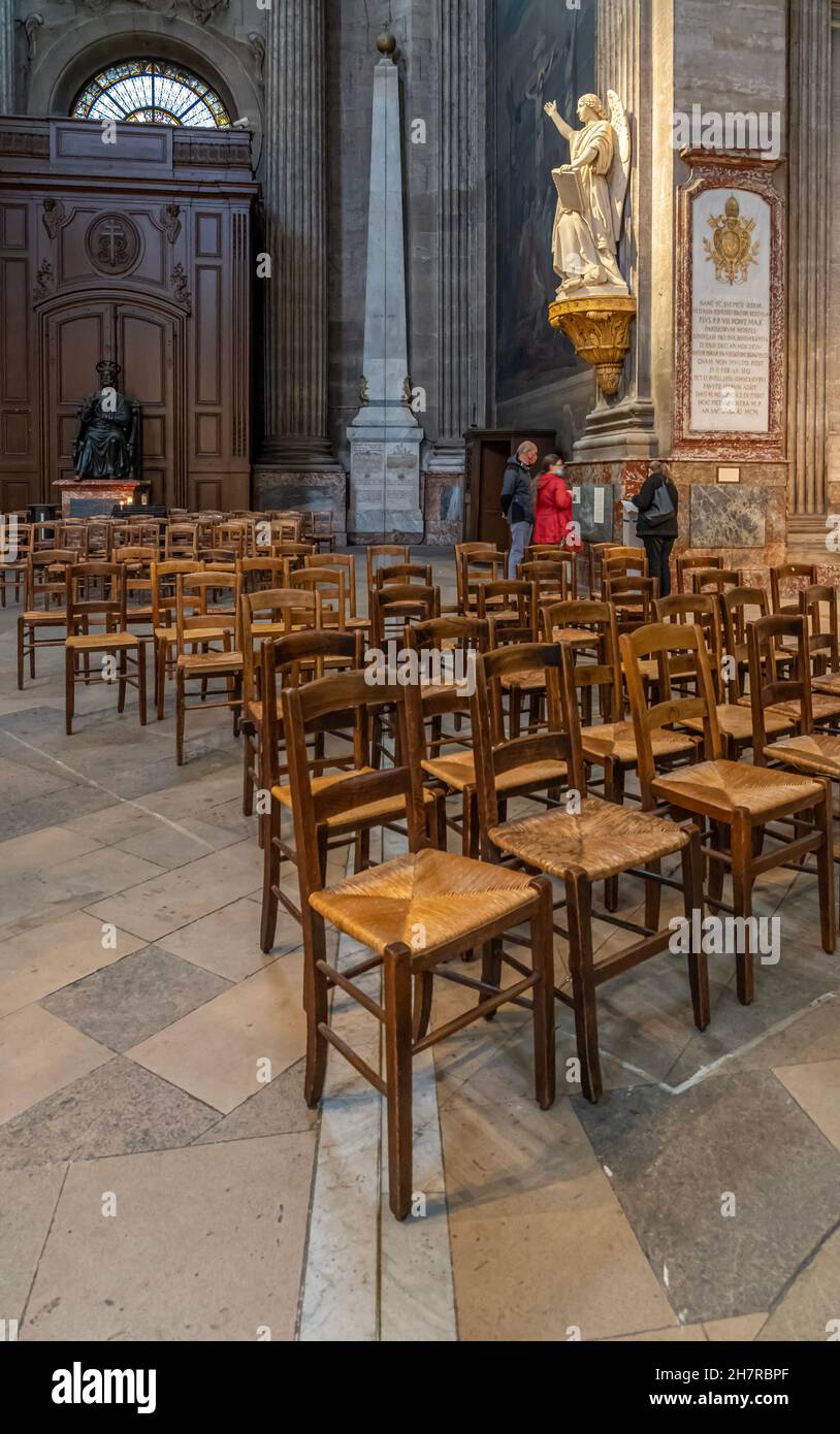 Paris, Frankreich - 11 13 2021: Saint-Germain-des-Pres. Blick auf den Gnomon in der Kirche Saint-Sulpice Stockfoto