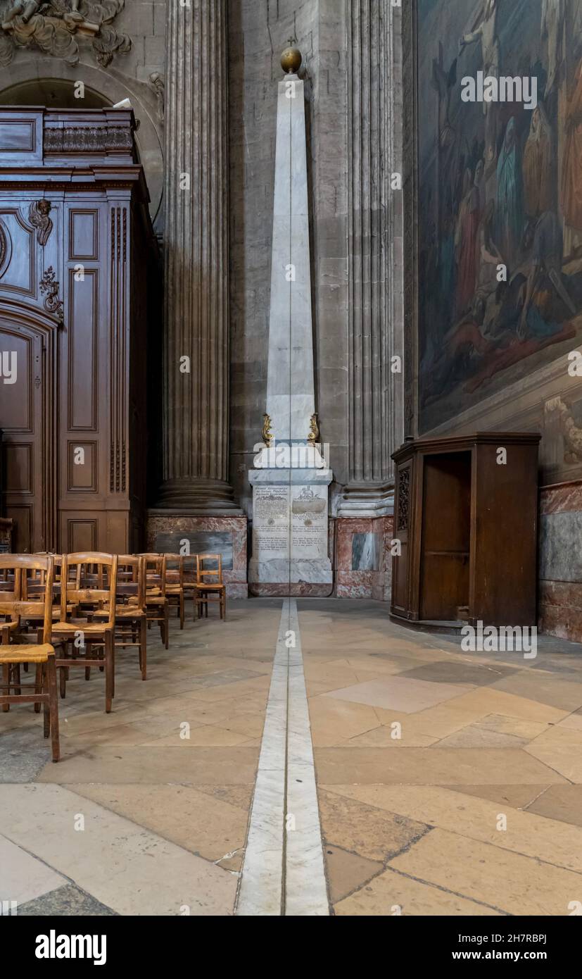 Paris, Frankreich - 11 13 2021: Saint-Germain-des-Pres. Blick auf den Gnomon in der Kirche Saint-Sulpice Stockfoto