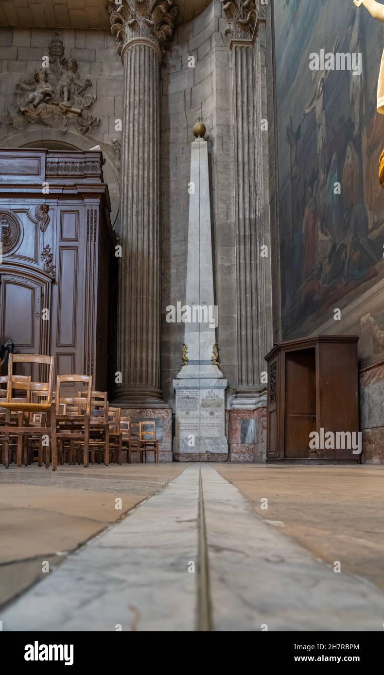 Paris, Frankreich - 11 13 2021: Saint-Germain-des-Pres. Blick auf den Gnomon in der Kirche Saint-Sulpice Stockfoto