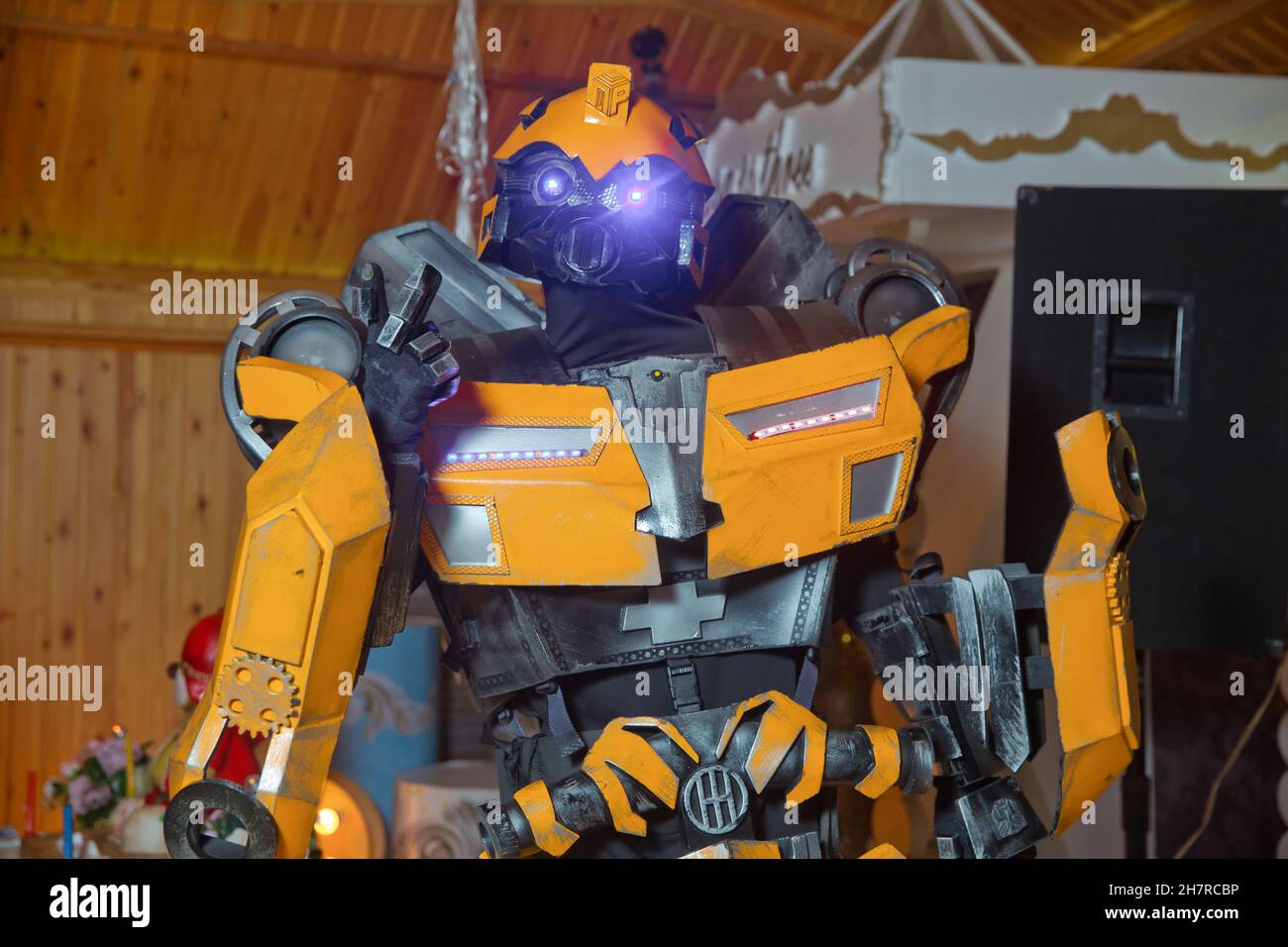 Aserbaidschan Baku .26.11.2020 . Die Replik des Bumblebee-Roboters aus Eisen Teil eines Auto-Display auf Thung Bua Chom schwimmenden Markt.Gelber Roboter Tran Stockfoto