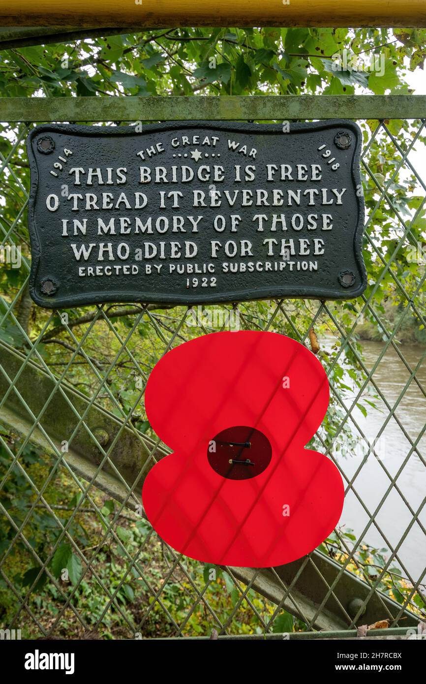 Gedenkmohn und Gedenktafel auf der Jackfield und Coalport Memorial Bridge über den Fluss Severn in der Nähe von Ironbridge, Shropshire, England, Großbritannien, November 2021 Stockfoto