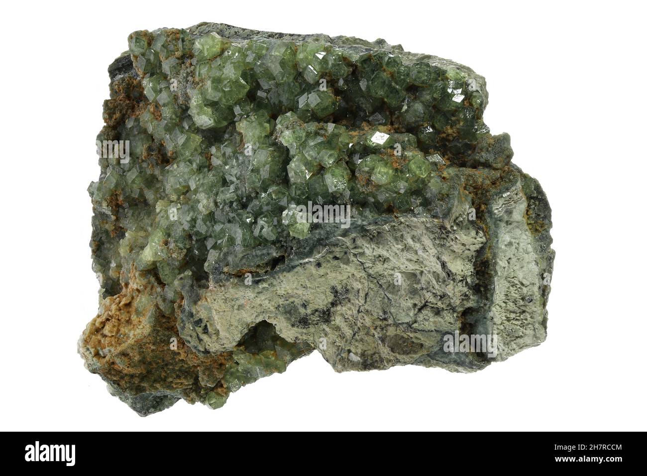 Demantoid auf Matrix aus San Benito County, Kalifornien isoliert auf weißem Hintergrund Stockfoto