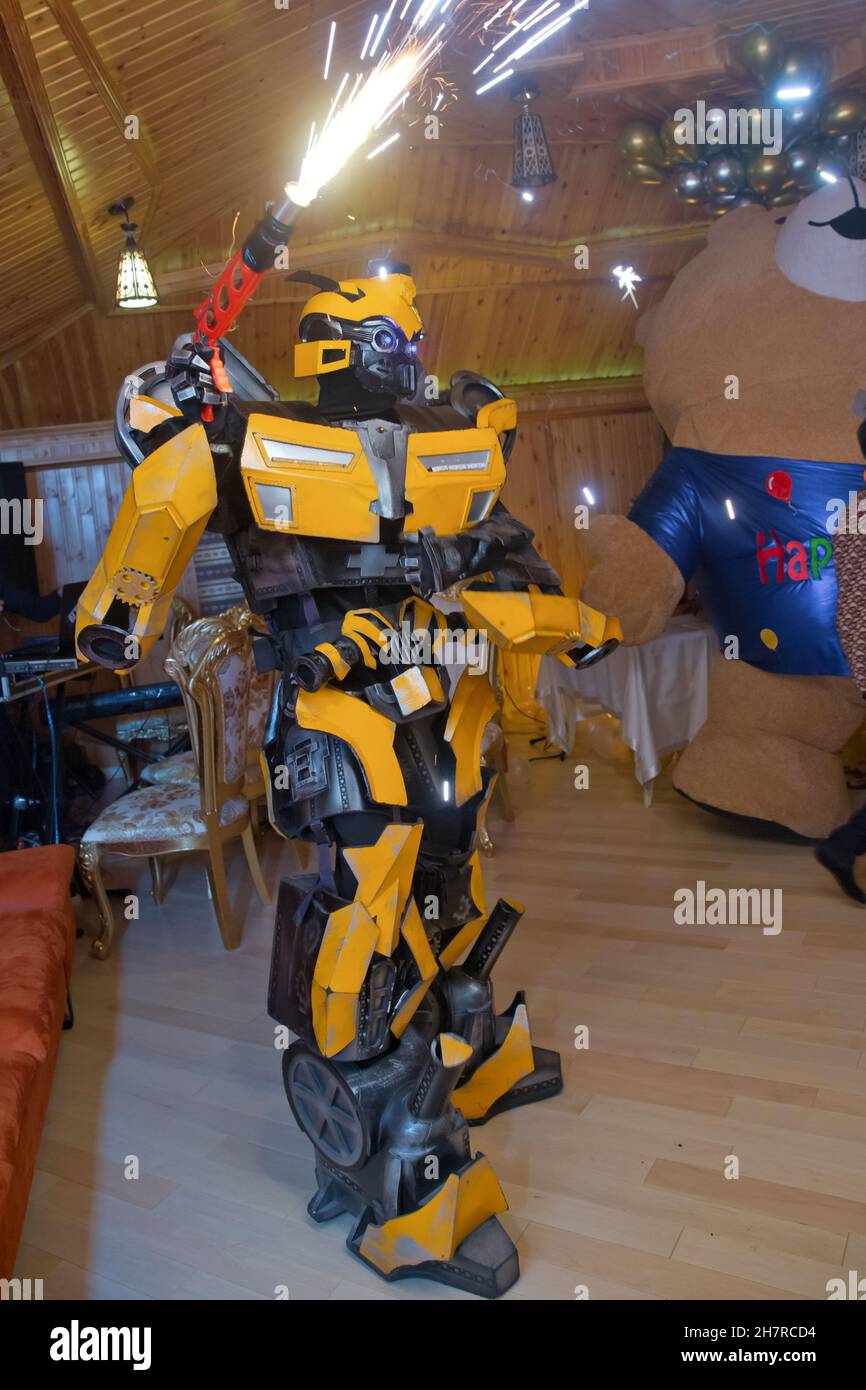Aserbaidschan Baku .26.11.2020 . Die Replik des Bumblebee-Roboters aus Eisen Teil eines Auto-Display auf Thung Bua Chom schwimmenden Markt.Gelber Roboter Tran Stockfoto