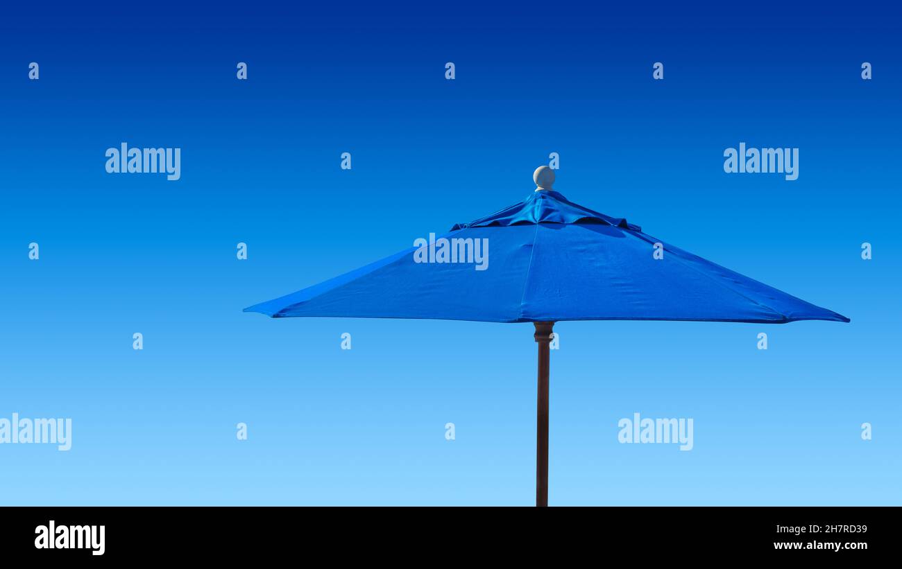Blauer Sonnenschirm aus Stoff mit Hintergrund mit Farbverlauf Stockfoto