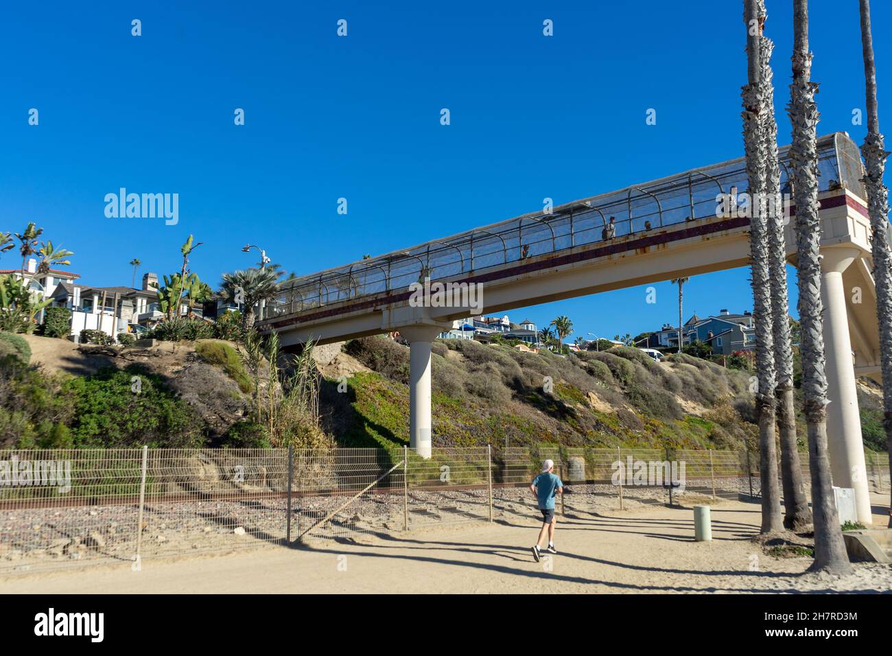 San Clemente, CA, USA – 13. November 2021: Grundansicht einer Fußgängerüberführung zum Strandgebiet in San Clemente, Kalifornien. Stockfoto