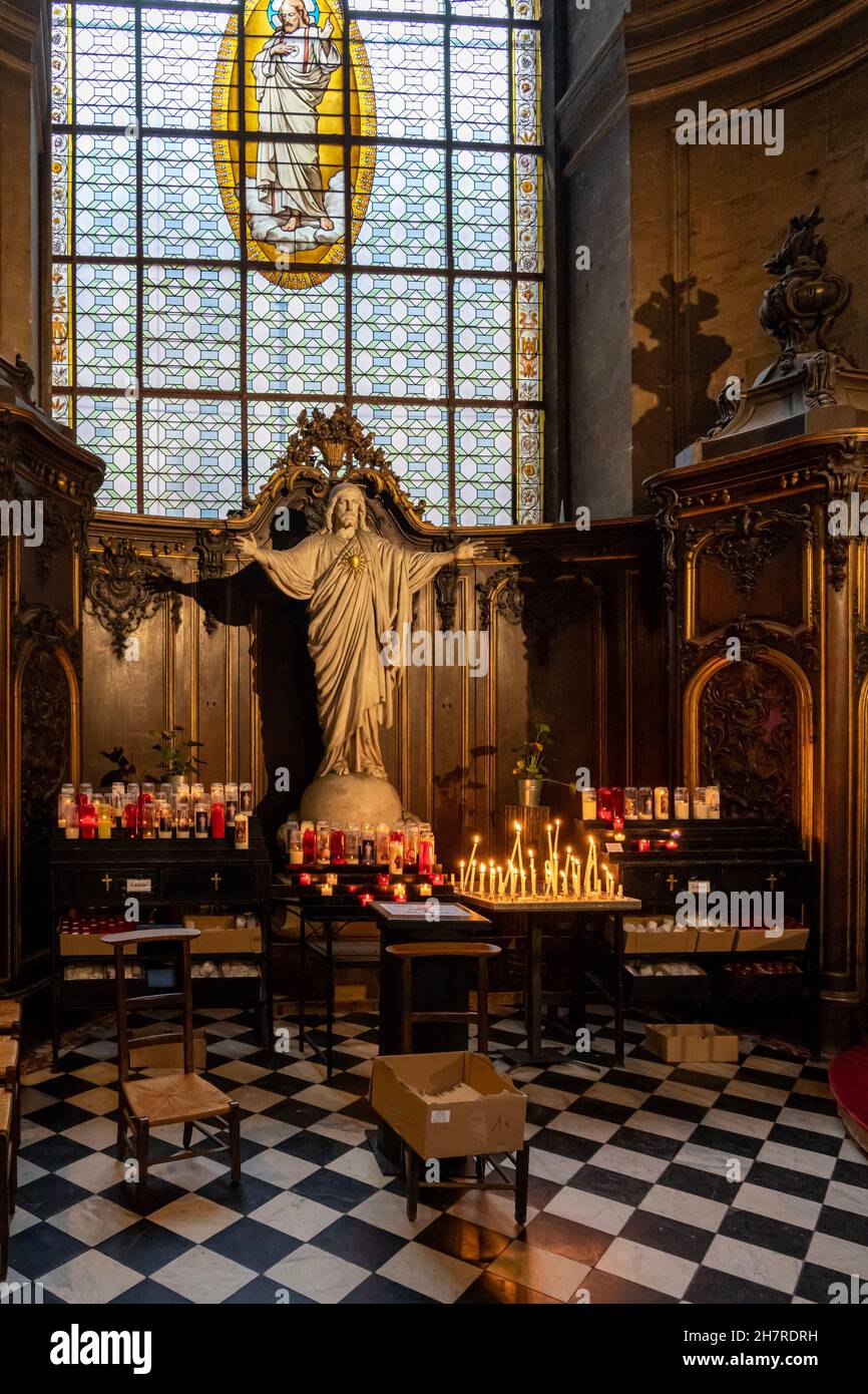 Paris, Frankreich - 11 13 2021: Saint-Germain-des-Pres. Blick in die Kirche Saint-Sulpice Stockfoto