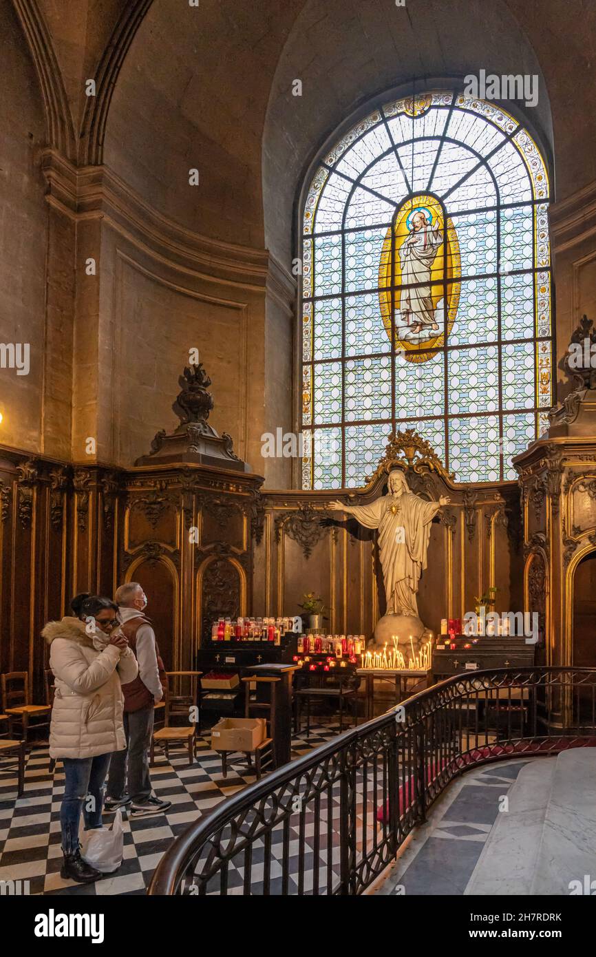 Paris, Frankreich - 11 13 2021: Saint-Germain-des-Pres. Blick in die Kirche Saint-Sulpice Stockfoto