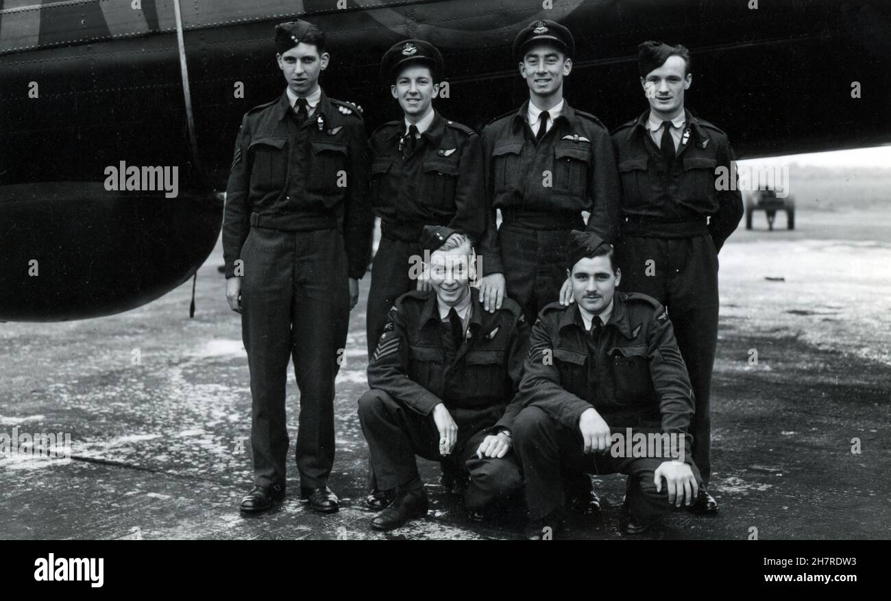 514 Squadron RAF Aircrew mit ihrem Avro Lancaster Bomber. Waterbeach, Cambridgeshire. März - Juli 1945. Die Besatzung überfiel Deutschland im März - April 1945. Im Mai 1945 brachten sie alliierte Kriegsgefangene zurück und nahmen auch an der Operation Manna Food Drops nach Den Haag, Holland, Teil. Stockfoto