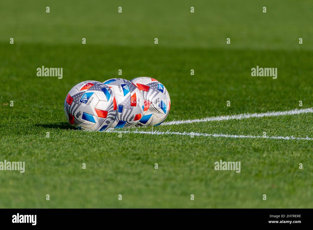 Adidas MLS Fußballbälle / Fußbälle auf dem Spielfeld vor dem Spiel Stockfoto