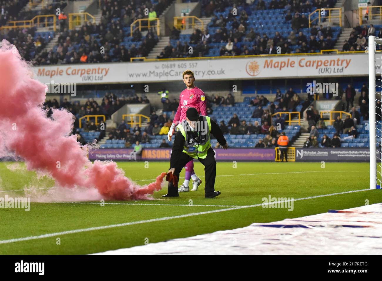 LONDON, GBR. NOV 24th Flare wird von den Auswärtfans während des Sky Bet Championship-Spiels zwischen Millwall und Bournemouth am Mittwoch, dem 24th. November 2021, auf den Platz geworfen. (Kredit: Ivan Yordanov | MI Nachrichten) Kredit: MI Nachrichten & Sport /Alamy Live Nachrichten Stockfoto