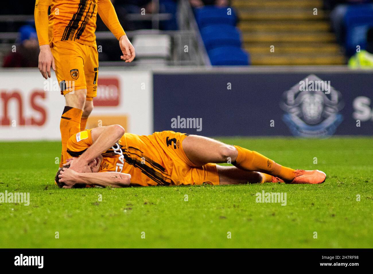 Cardiff, Großbritannien. 24th. November 2021. Callum Elder aus Hull City auf dem Boden mit Verletzungen nach dem Zusammenprall von Köpfen. EFL Skybet Championship match, Cardiff City gegen Hull City im Cardiff City Stadium in Cardiff, Wales am Mittwoch, 24th. November 2021. Dieses Bild darf nur für redaktionelle Zwecke verwendet werden. Nur zur redaktionellen Verwendung, Lizenz für kommerzielle Nutzung erforderlich. Keine Verwendung bei Wetten, Spielen oder Veröffentlichungen in einem Club/einer Liga/einem Spieler. PIC von Lewis Mitchell/Andrew Orchard Sports Photography/Alamy Live News Credit: Andrew Orchard Sports Photography/Alamy Live News Stockfoto