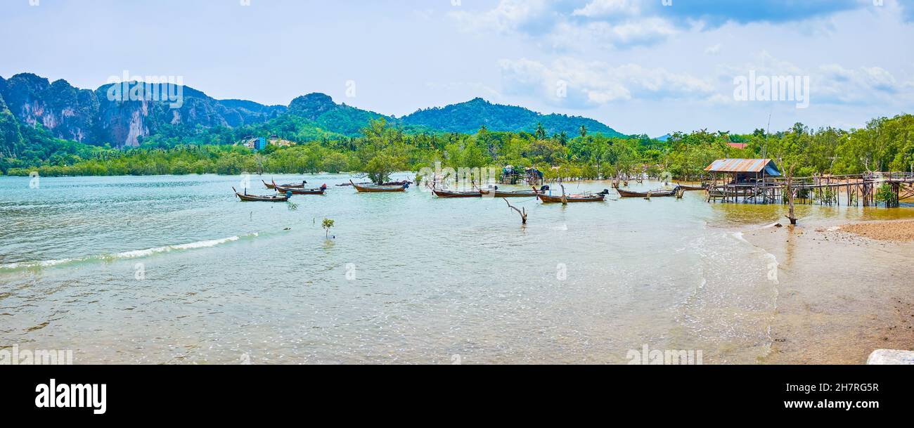 Altes Holzhaus und Boote sind die Überreste eines alten Fischerdorfes an der Küste von Andaman, neben dem Krabi Resort, dem Ao Nammao Pier von Thailand Stockfoto