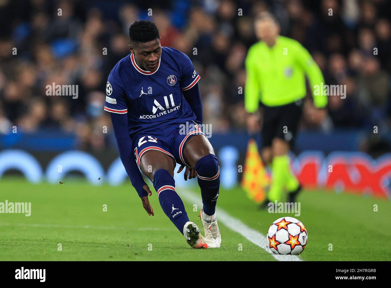 nuno-mendes-25-von-paris-saint-germain-halt-den-ball-am-11242021-nicht-im-spiel-foto-von-mark-cosgrovenews-imagessipa-usa-quelle-sipa-usaalamy-live-news-2h7rgrb.jpg
