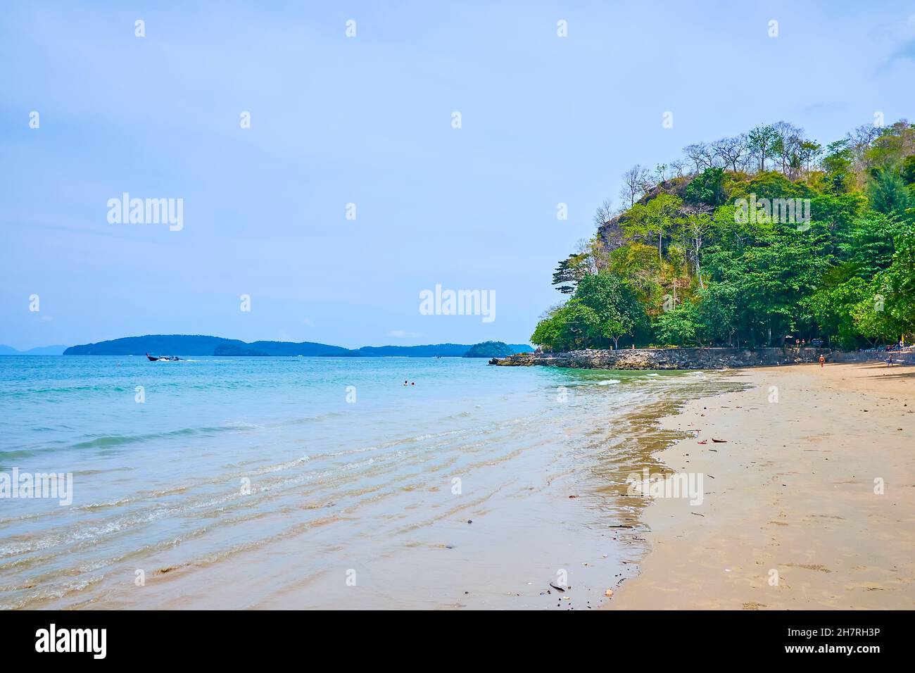 Der Blick auf den leeren Strand von Krabi Resort, Ao Nang, Thailand Stockfoto