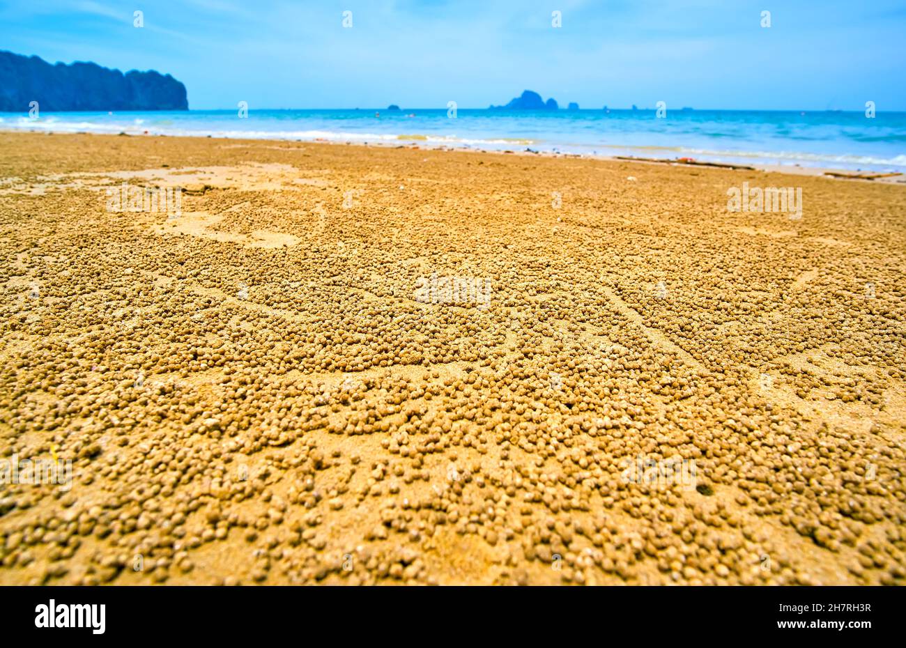Die Oberfläche des Ao Nang Strandes wird von Sandbubberkrabben besetzt, die in Höhlen leben und während der Ebbe kleine Sandbälle machen, Krabi, Thailand Stockfoto
