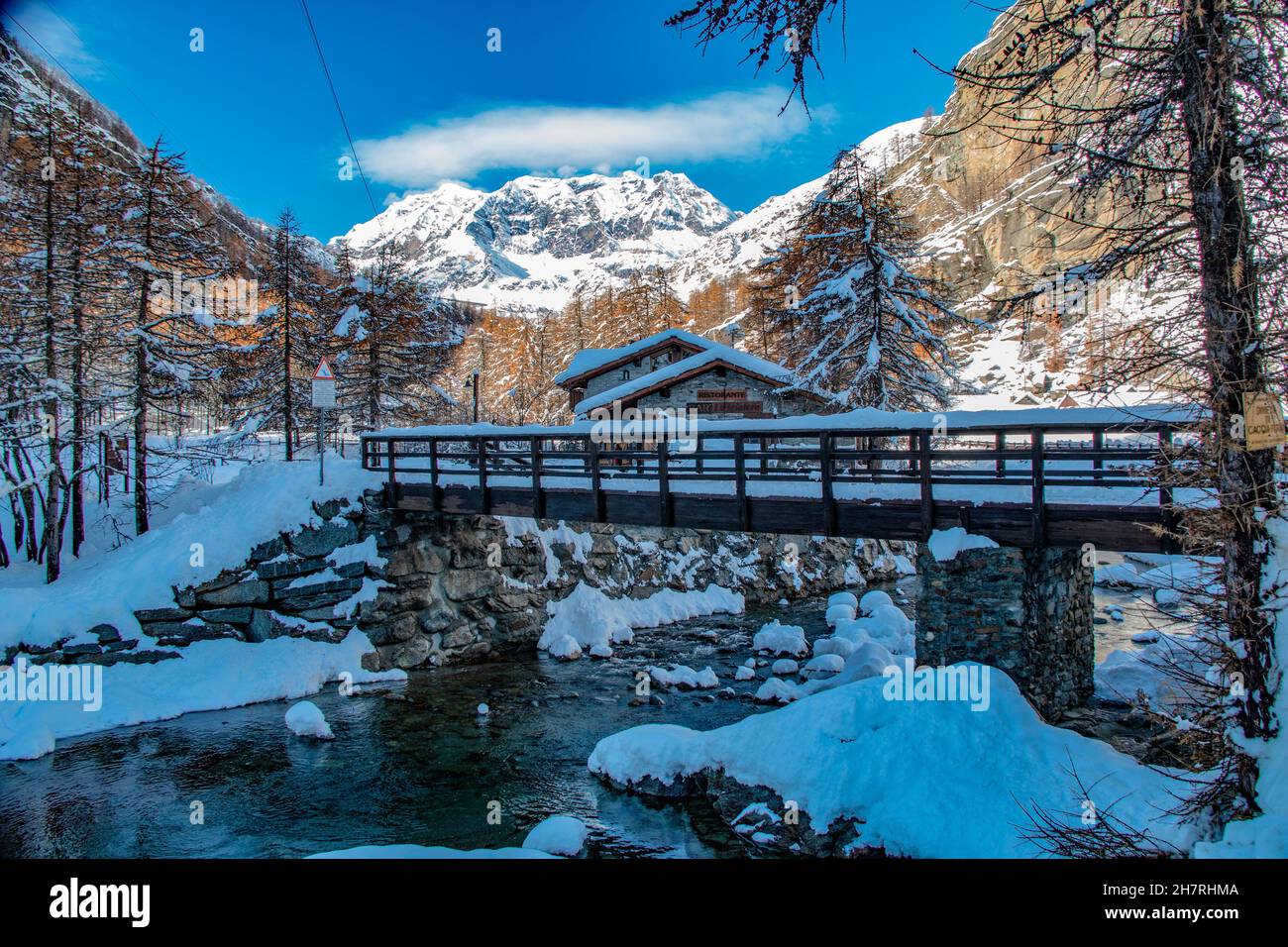 Ceresole reale, Gran Paradiso National Park, typisches Chalet und verschneite Szene, Piemonte, Italien Stockfoto