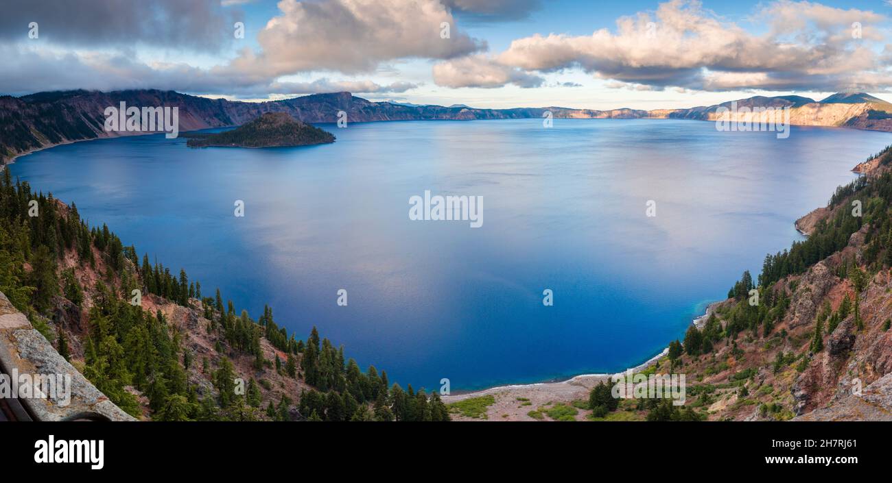 Blaues Wasser des Crater Lake in der Nähe des Sonnenuntergangs Stockfoto