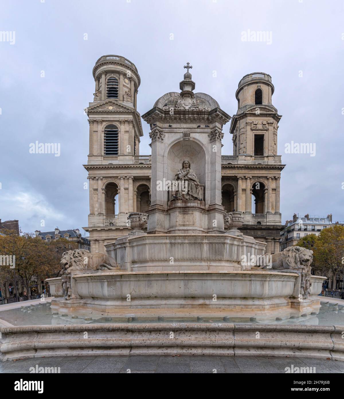 Paris, Frankreich - 11 13 2021: Saint-Germain-des-Pres. Blick vor der Kirche Saint-Sulpice Stockfoto