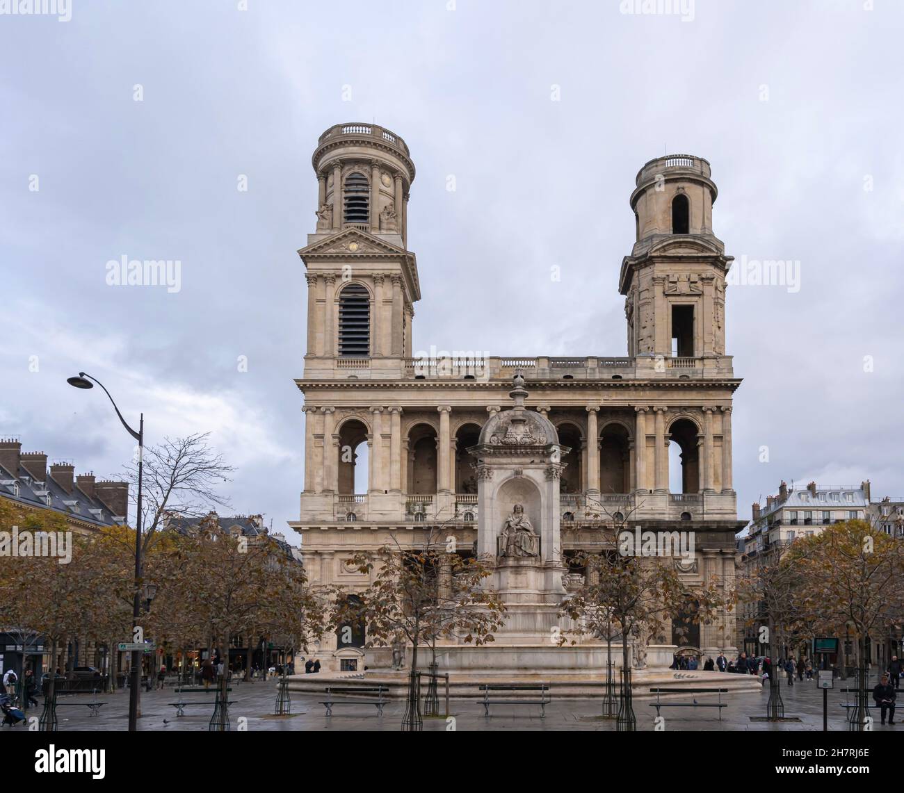 Paris, Frankreich - 11 13 2021: Saint-Germain-des-Pres. Blick vor der Kirche Saint-Sulpice Stockfoto