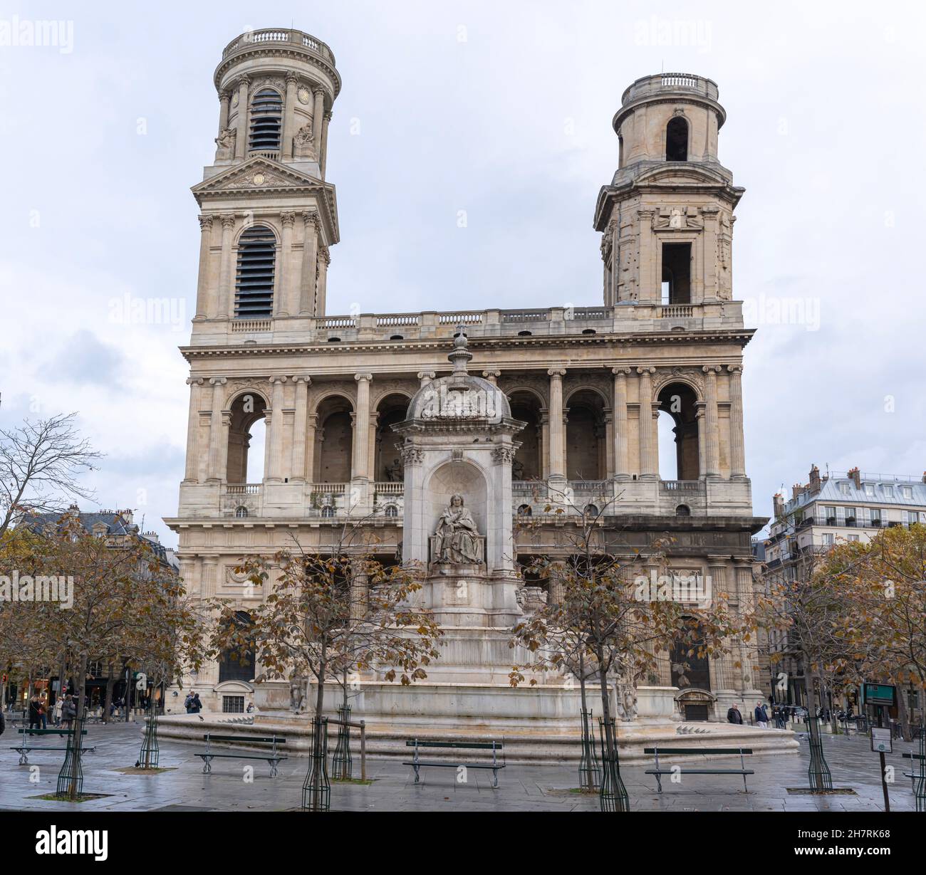 Paris, Frankreich - 11 13 2021: Saint-Germain-des-Pres. Blick vor der Kirche Saint-Sulpice Stockfoto