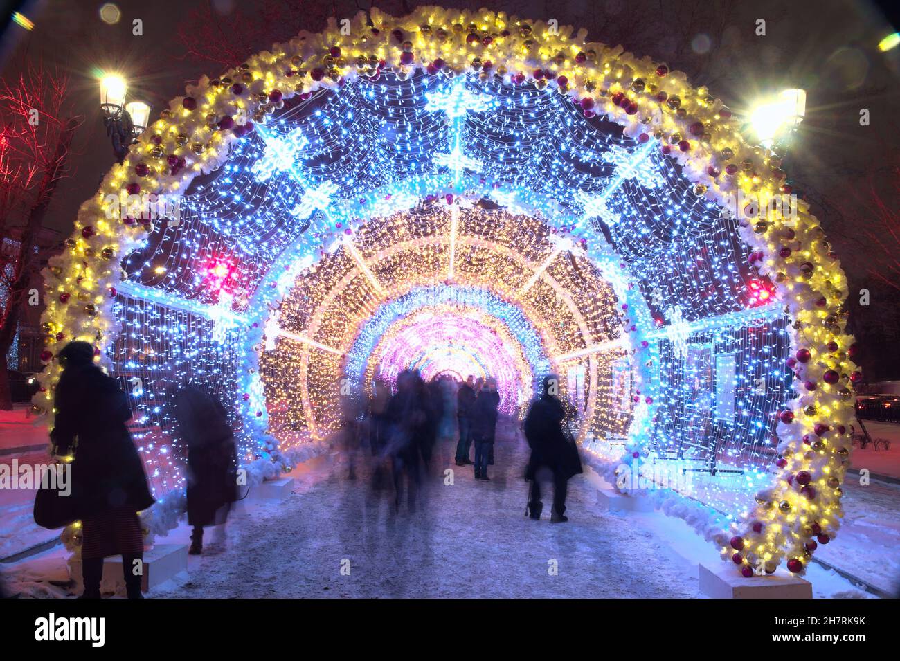 Weihnachten und Neujahrsfestungen auf der Moskauer Stadtstraße. Stockfoto