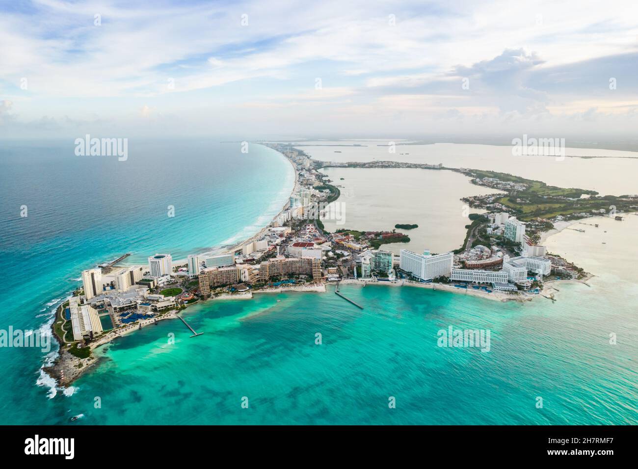 Luftpanorama auf den Strand von Cancun und die Hotelzone der Stadt in Mexiko. Karibische Küstenlandschaft des mexikanischen Resorts mit Strand Playa Caracol und Kukulcan Stockfoto