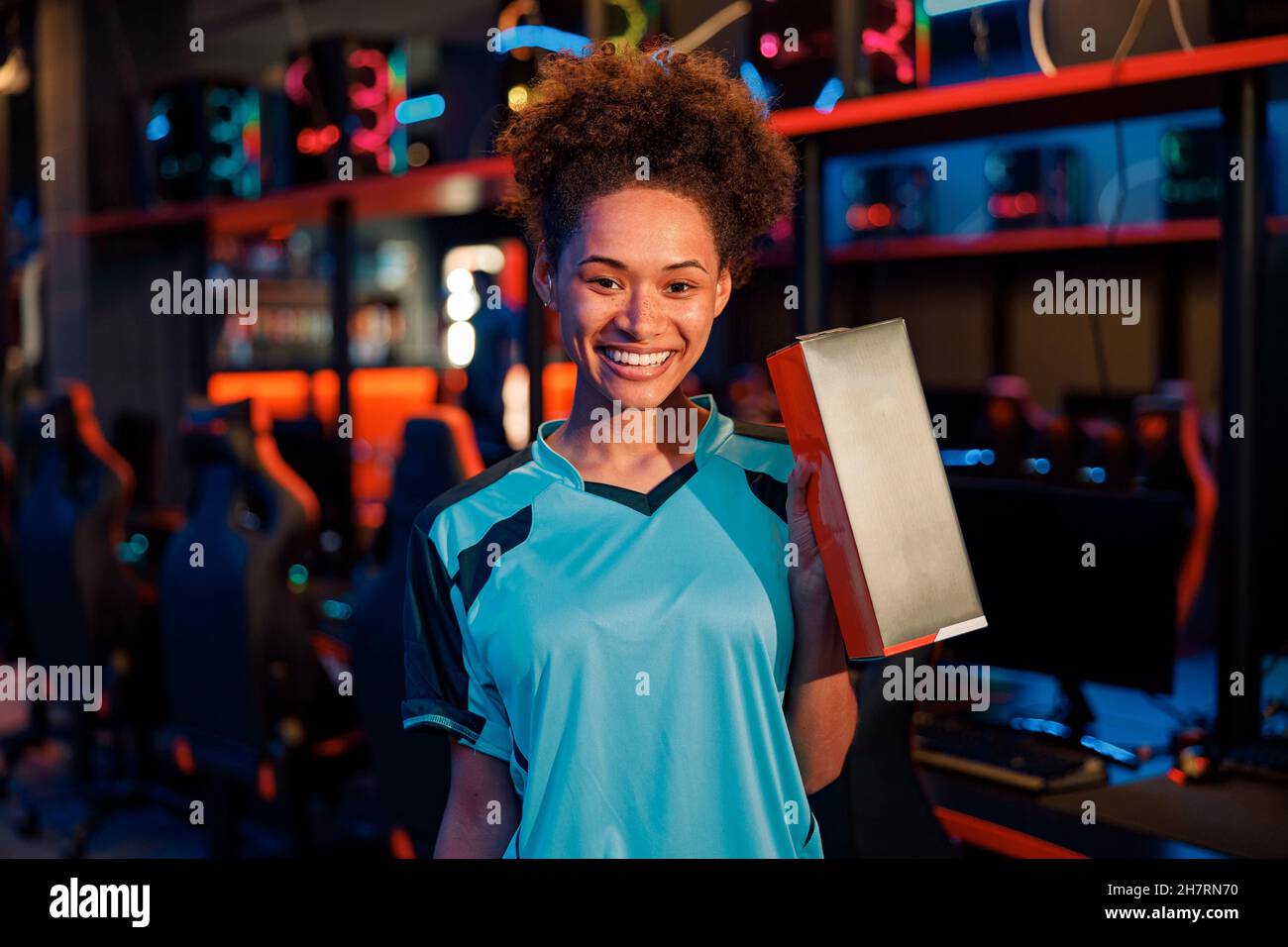 Frau Gamer gut durchgeführt während Gaming-Turnier im Cyber-Club Stockfoto