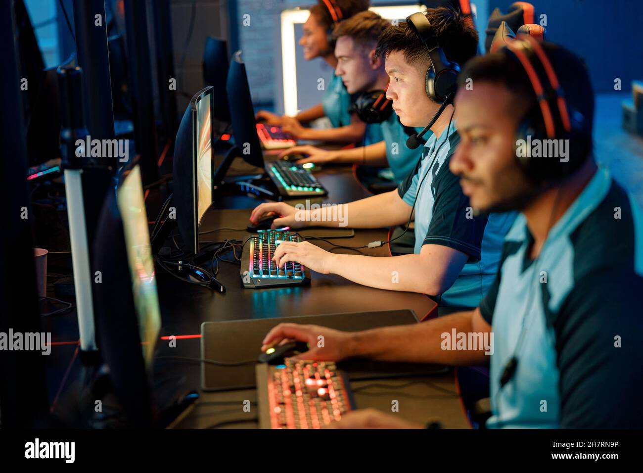 Beschäftigte Spieler konzentrierten sich auf die Entwicklung von Videospielen im Internet-Club Stockfoto