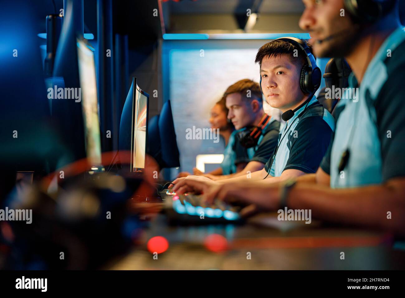Junge Gamer spielen Online-Videospiel im Cyber-Club Stockfoto