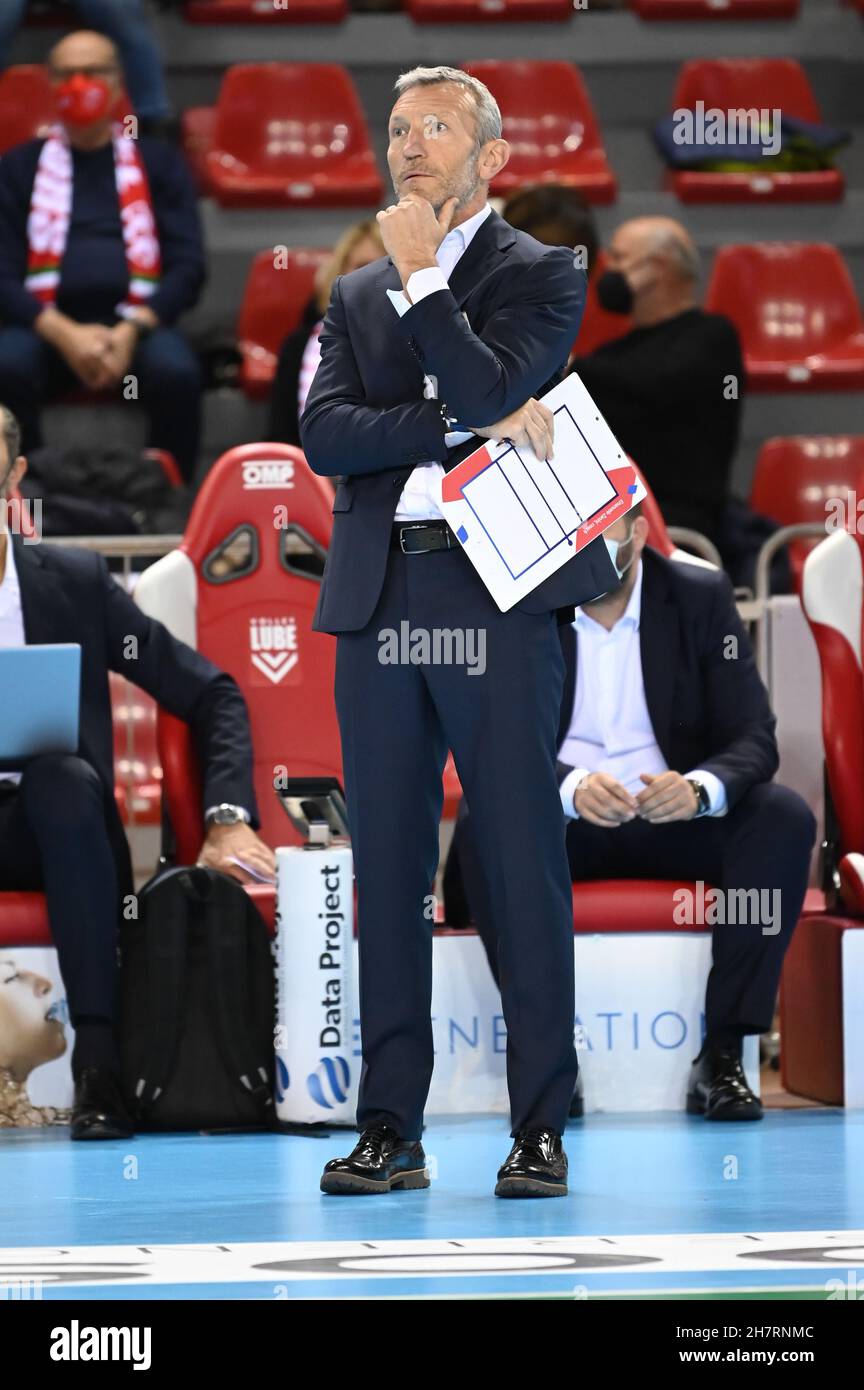 Civitanova Marche, Italien. 24th. November 2021. Emanuele Zanini (Coach des Consar RCM Ravenna) während der Cucine Lube Civitanova gegen Consar Ravenna, Volleyball Italienische Serie A Superleague Meisterschaft der Männer in Civitanova Marche, Italien, November 24 2021 Credit: Independent Photo Agency/Alamy Live News Stockfoto