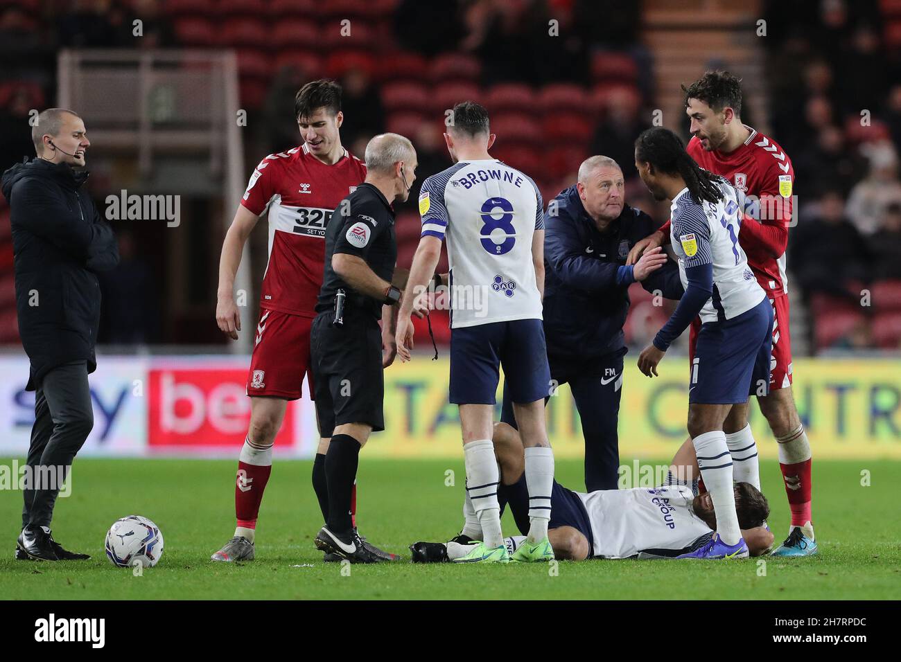 MIDDLESBROUGH, GBR. NOV 23rd Preston-Manager Frankie McAvoy geht auf den Platz, um Daniel Johnson während des Sky Bet Championship-Spiels zwischen Middlesbrough und Preston North End am Dienstag, den 23rd. November 2021, im Riverside Stadium, Middlesbrough, Anweisungen zu geben. (Kredit: Mark Fletcher | MI News) Kredit: MI Nachrichten & Sport /Alamy Live News Stockfoto