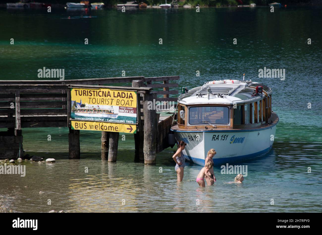 Badegäste in der Nähe der Anlegestelle und Tour Bohinj Triglav Nationalpark Slowenien Stockfoto