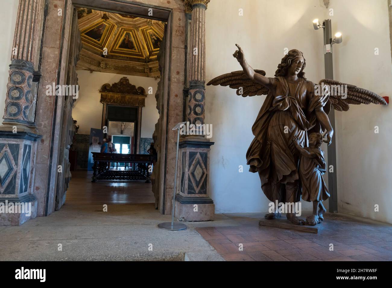 Figur eines Engels, ausgestellt im Museum der Kathedrale von Sé do Porto in Porto, Portugal. Stockfoto