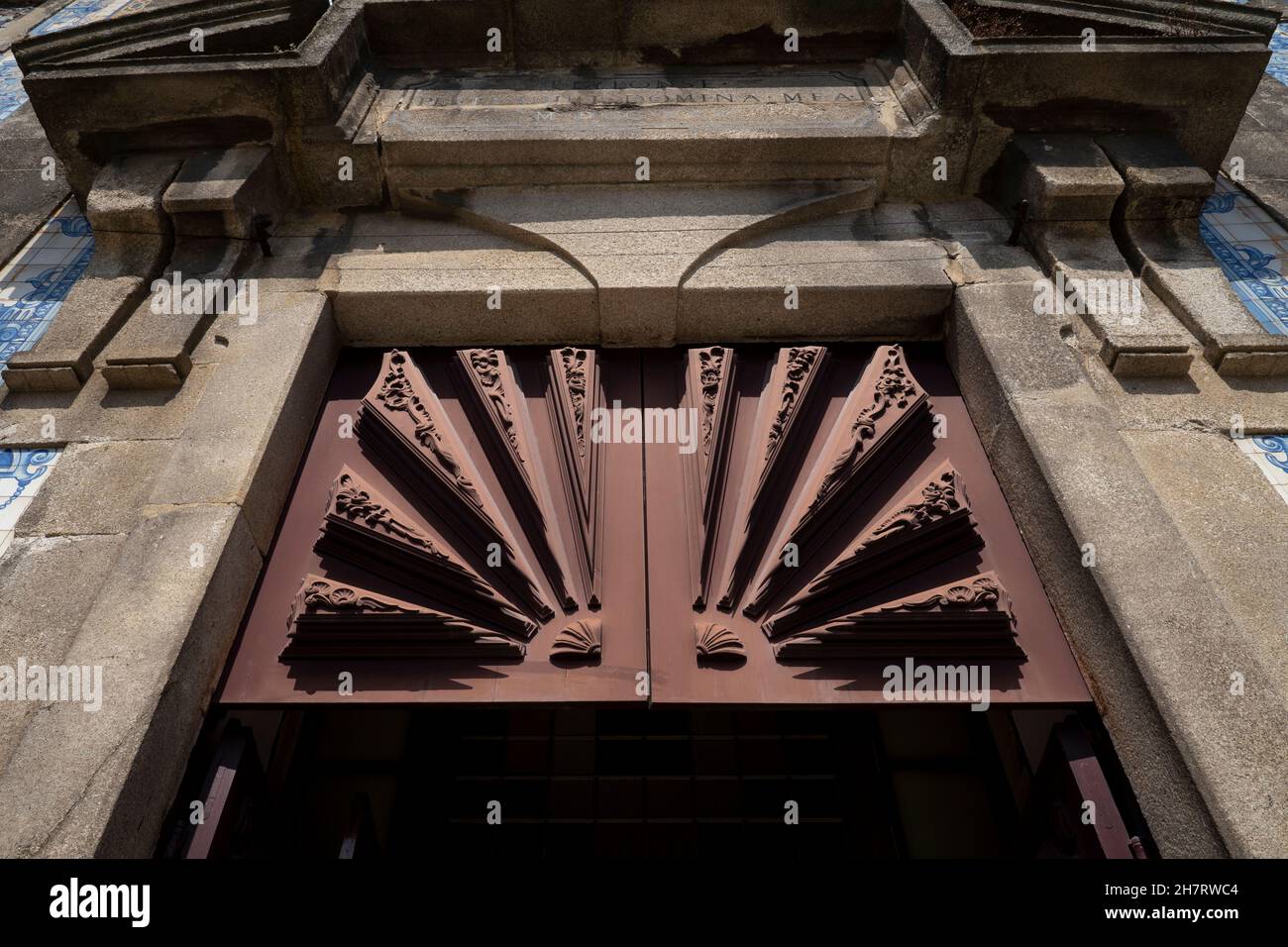 Detail der Türöffnung der Kirche des Heiligen Ildefonso im historischen Viertel Ribeira von Porto, Portugal. Stockfoto