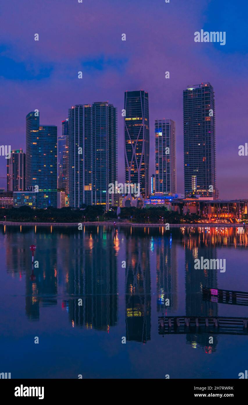 Wolkenkratzer von Miami am Abend Stockfoto