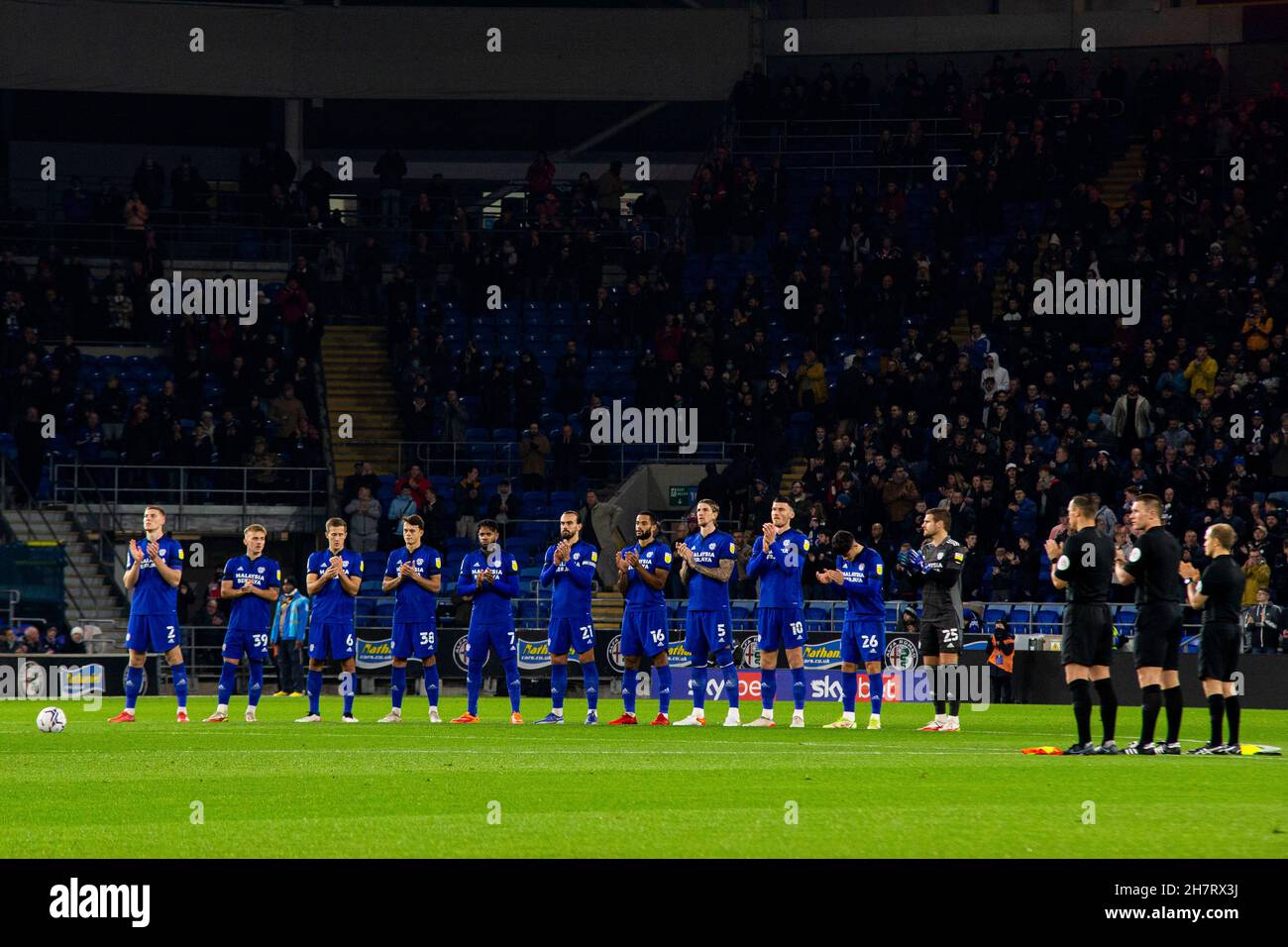 Die Spieler und Beamten der Stadt Cardiff beobachten vor dem Anpfiff des verstorbenen ehemaligen Stadtmanagers Frank Burrows in Cardiff einen Minutenapplaus. EFL Skybet Championship match, Cardiff City gegen Hull City im Cardiff City Stadium in Cardiff, Wales am Mittwoch, 24th. November 2021. Dieses Bild darf nur für redaktionelle Zwecke verwendet werden. Nur zur redaktionellen Verwendung, Lizenz für kommerzielle Nutzung erforderlich. Keine Verwendung bei Wetten, Spielen oder Veröffentlichungen in einem Club/einer Liga/einem Spieler. PIC von Lewis Mitchell/Andrew Orchard Sports Photography/Alamy Live News Stockfoto