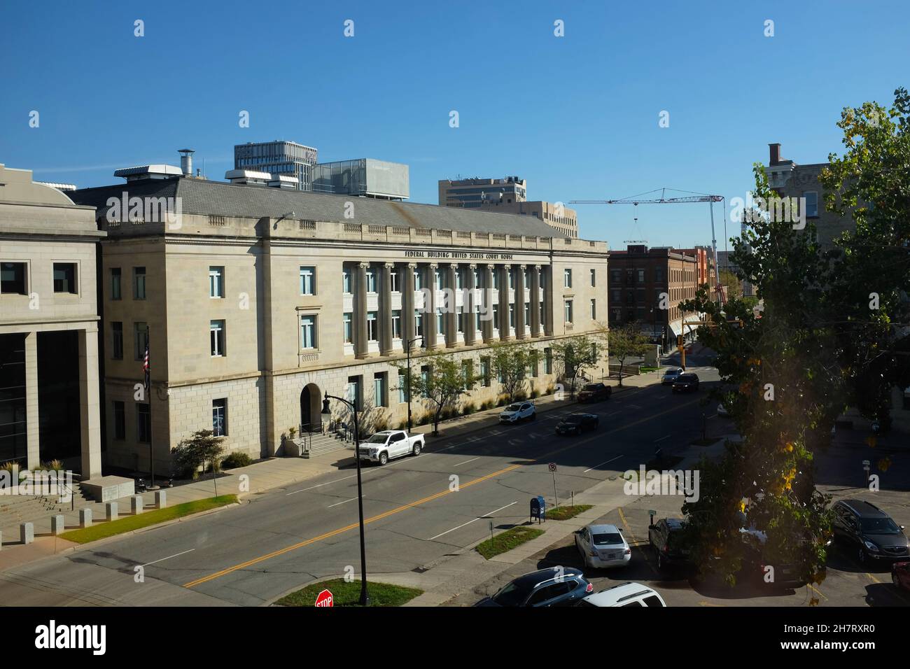 FARGO, NORTH DAKOTA - 4 Okt 2021: Das Quentin N. Burdick U.S. Courthouse, an der Ecke First Avenue und Roberts Street. Stockfoto